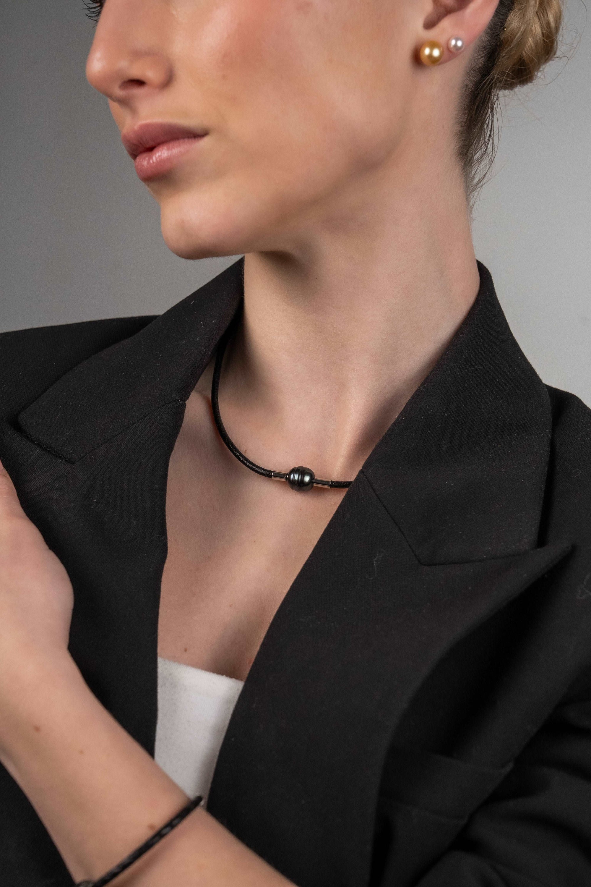 Noir Leather Collar Black Tahiti - MIRA SOUTH SEA PEARLS ID